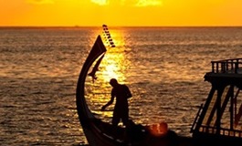 Gün batımında balıkçı teknesi