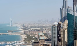Kuş bakışı yüksekbinalar deniz ve Dubai'nin meşhur binası Burj Al Arab