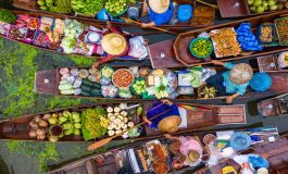Bangkok yüzen çarşı kanoda meyve satıcıları