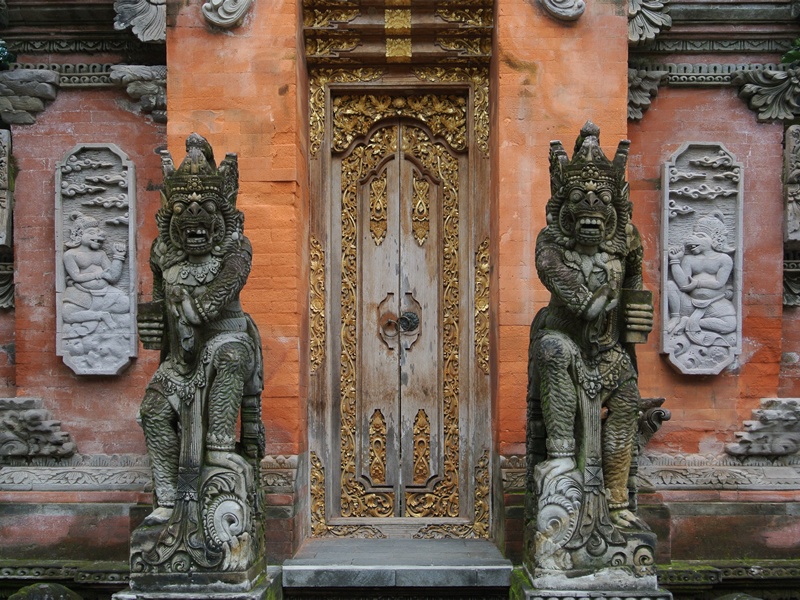 Ubud'da iki yanında heykeller bulunan otantik kapı