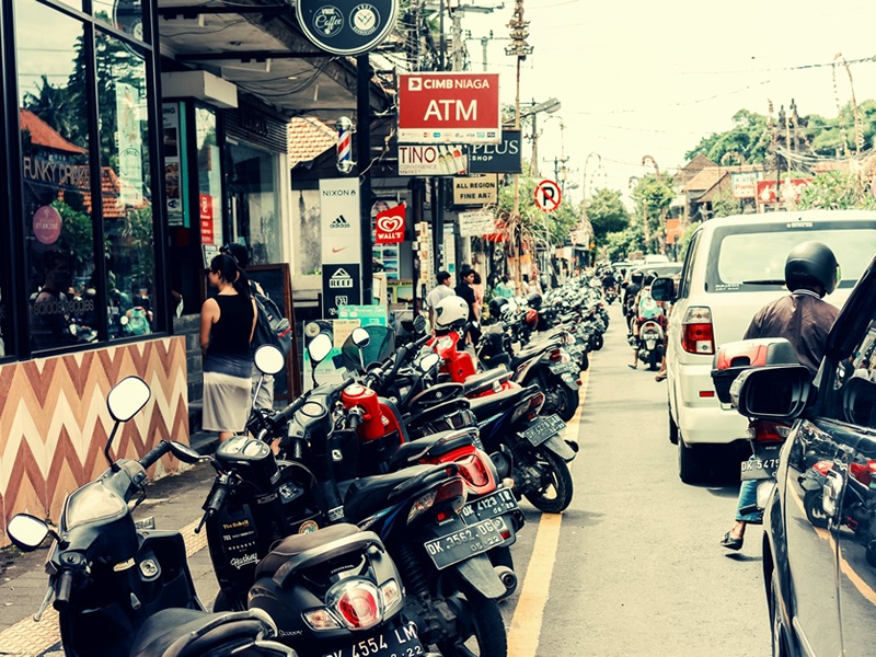 Bali'da motorsiklet ve araçlardan oluşan trafik