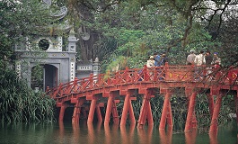 Hoan Kiem Gölü üzerindeki kırmızı köprü Hanoi Vietnam