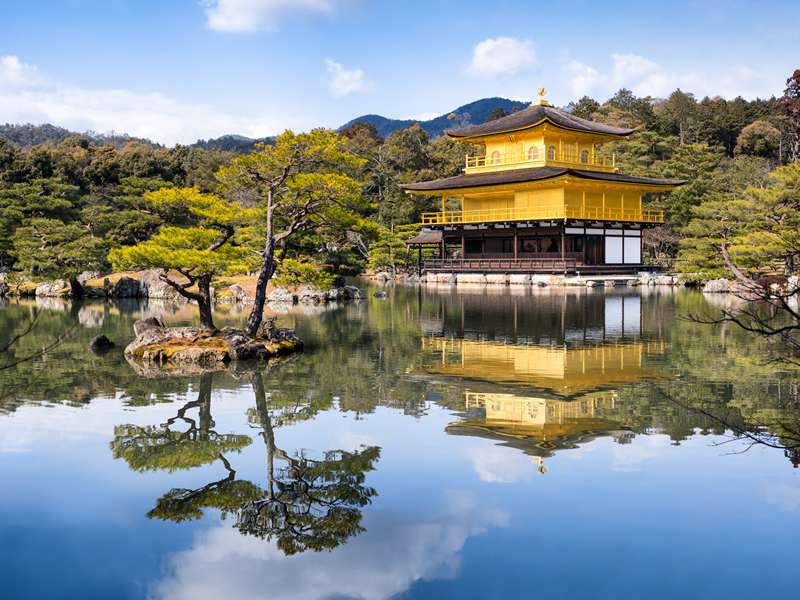 Kyoto Kinkakuji tapınağının göl ile birlikte görüntüsü