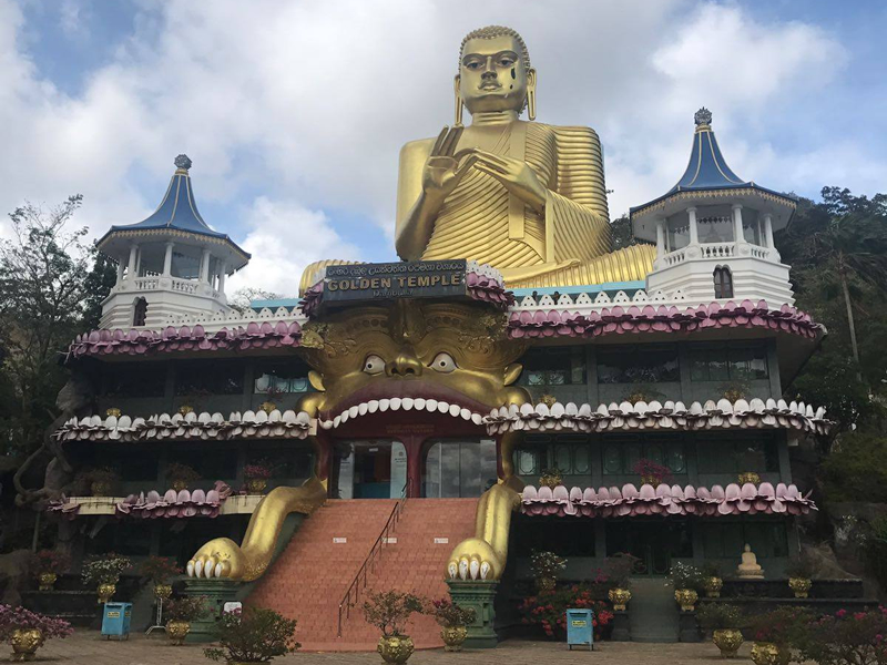Srilanka Dambulla mağarası girişindeki altın buddha tapınağı