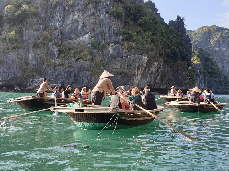 Halong körfezinde sal gezintisi yapan turistler