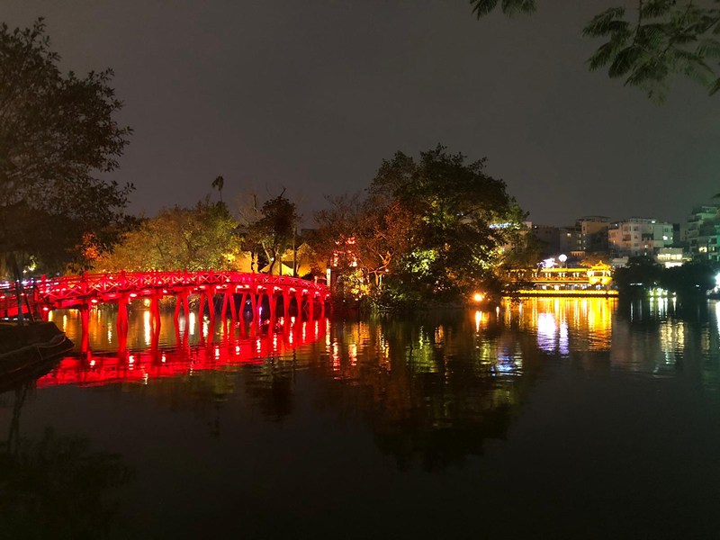 Hanoi şehri akşam manzarasında kırmızı köprü