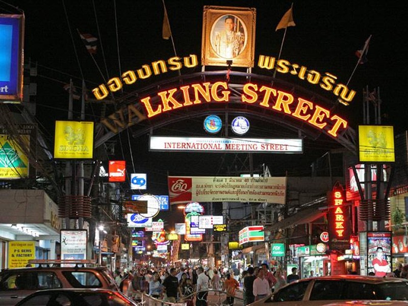 Pattaya walkind street girişi ve turistler