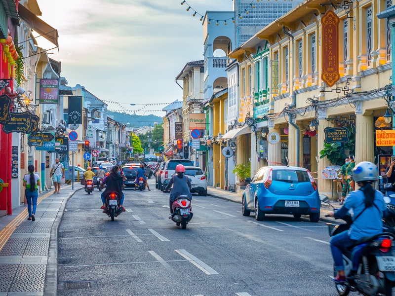 Phuket'te yolda araçlar ve motorsikletler