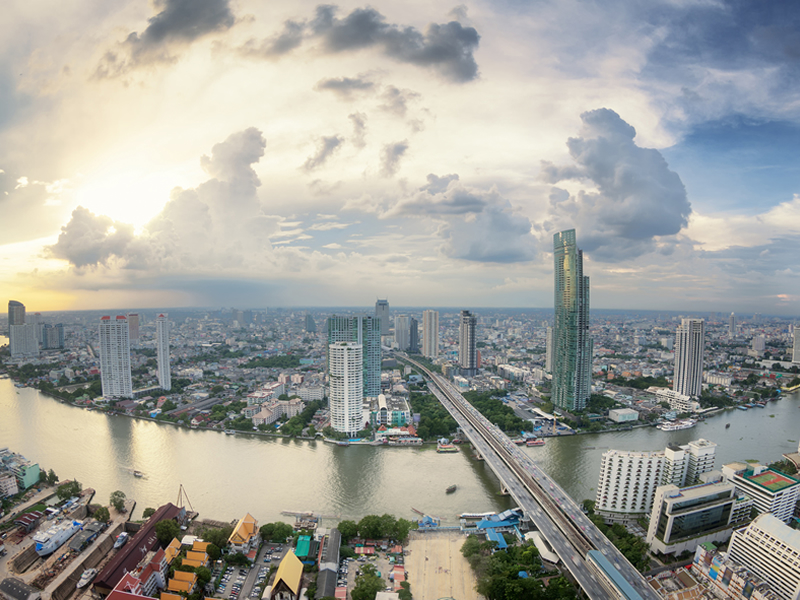 Bangkok'ta ki yüksek binaların ve chao phraya nehrinin uzaktan ve kuş bakılı görüntüsü