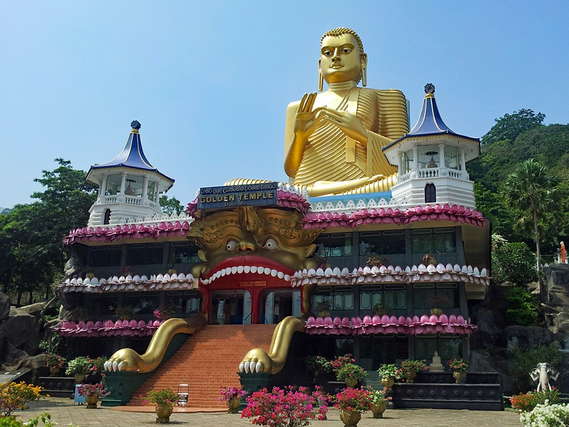 Dambulla mağaraları girişinde üstünde büyük altın rengi bir buddha heykeli olan tapınak girişi