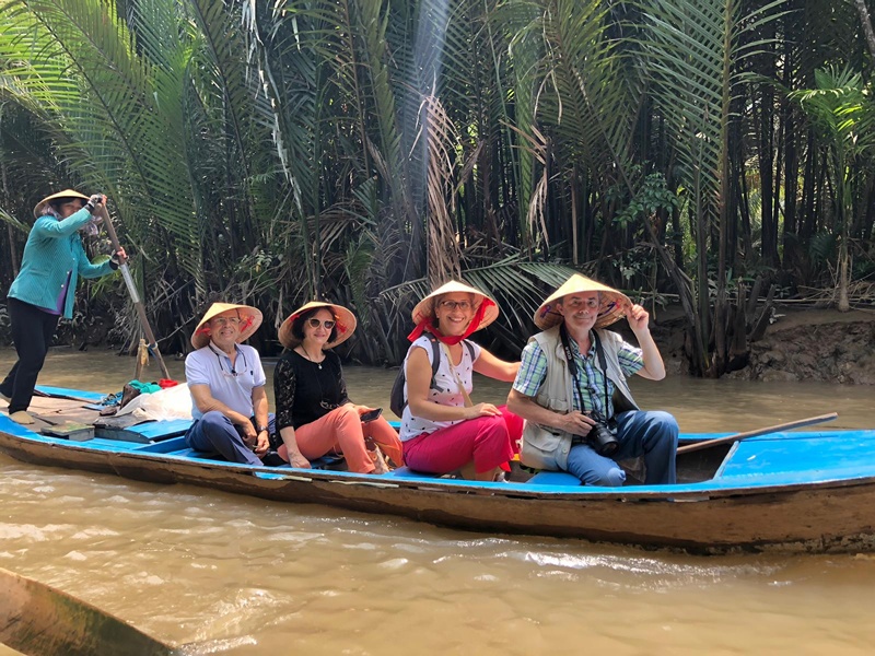 Mekong Deltasında sal ile gezinti yapan turistler