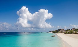 Kuş bakışı beyaz kumsal ve turkuaz deniz Zanzibar