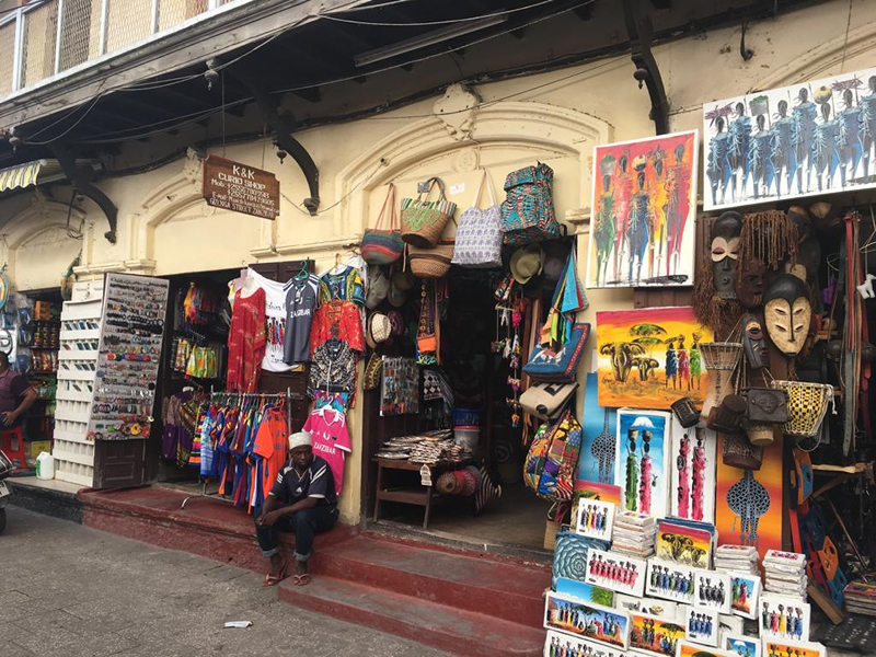 Zanzibar Stıne Town'da dükkanın dışına asılmış hediyelik eşyalar