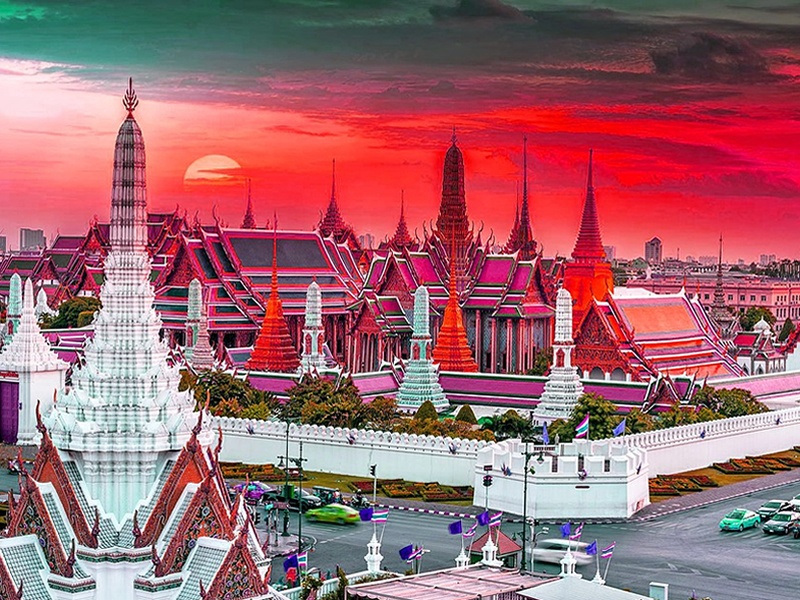 Gün batarken pembe olan gökyüzü altında beyaz ve pembe çatısı olan tapınak, Bangkok