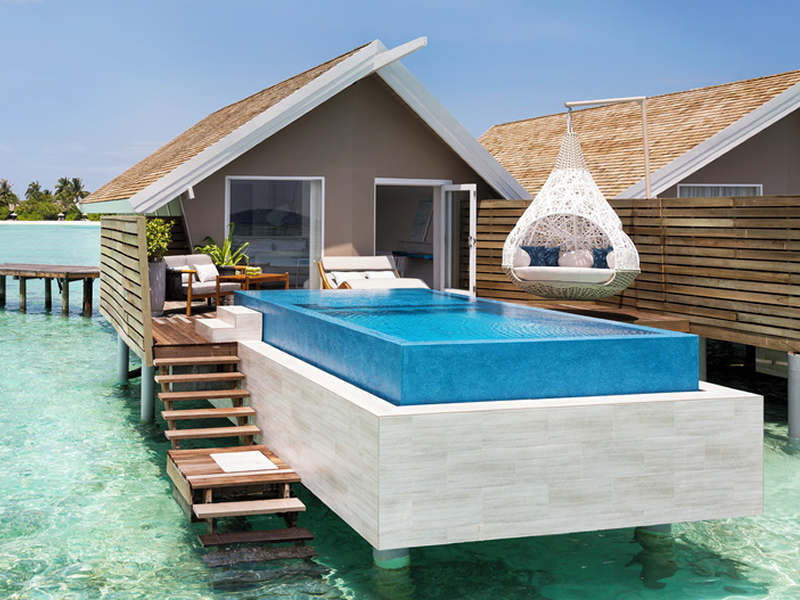 Maldivler'de su üstüne kurulu havuzlu bir villa