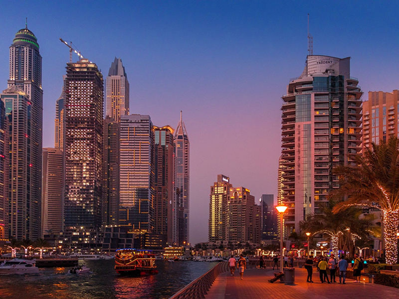 Gün batımında Dubai'nin meşhur gökdelenleri