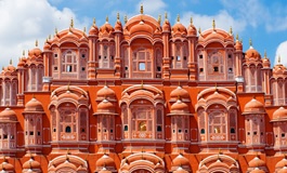 Hindistan Jaipur'da bir çok katı ve penceresi olan pembe Hawa Mahal