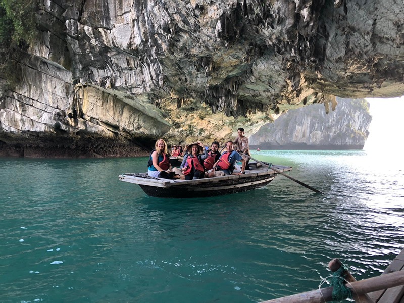 Vietnam halong körfezi sal gezisi yapan turistler