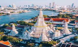 Nehir kenarında Gün batımı tapınağı Wat Arun Bangkok