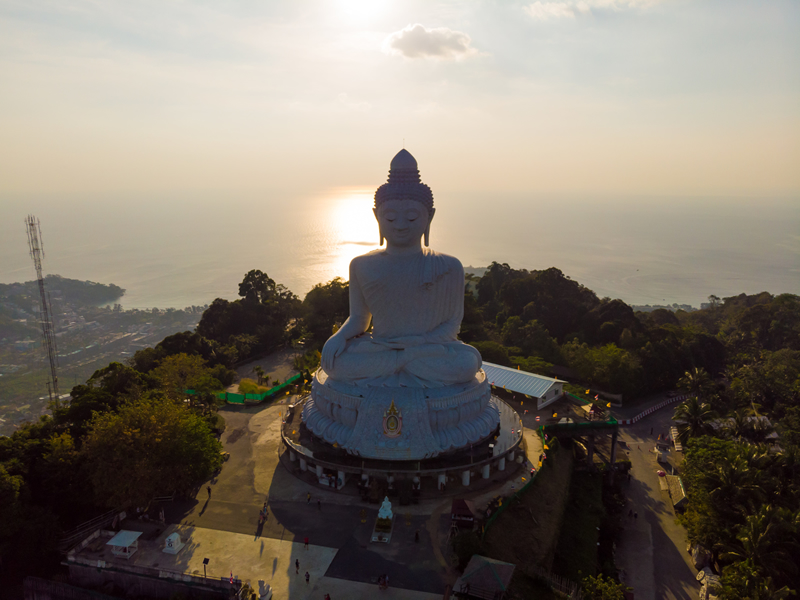 Phuket'te dağın tepesinde devasa buddha heykeli