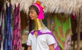 Chiang Mai Karen kabilesinde boynuna halka takarak uzatan kadın