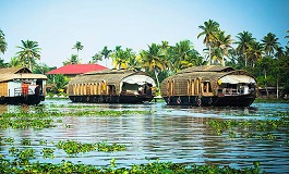 Nehirde kanal botları Kerala Hindistan