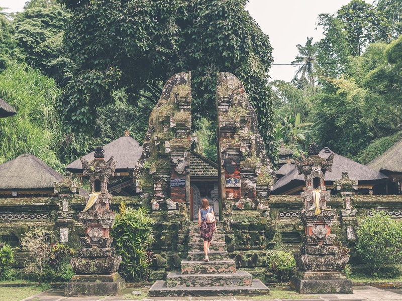Ubud'da tapınak girişi