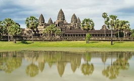 Gölete düşen yansımasıyla birlikte Angkor Wat