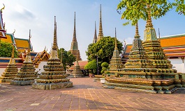 Wat Pho Tapınağının bahçesindeki Stupalar