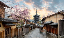 Kiraz çiçekleri altında Kyoto sokak manzarası