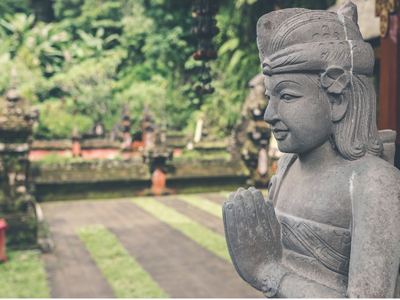 Bali'de ellerini çenesinin altında birleştirmiş heykel