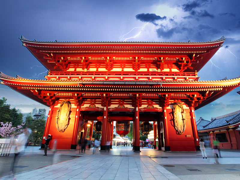 Tokyo Asukasa Sensoji tapınağının gece kırmızı ışıklandırılması
