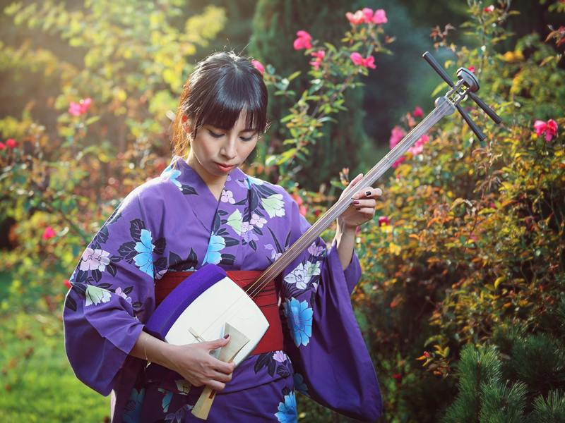 Geleneksel japon kıyafeti kimono giymiş japon kadın