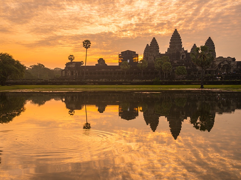 Angkor Wat'ın gün batarken uzaktan görüntüsü