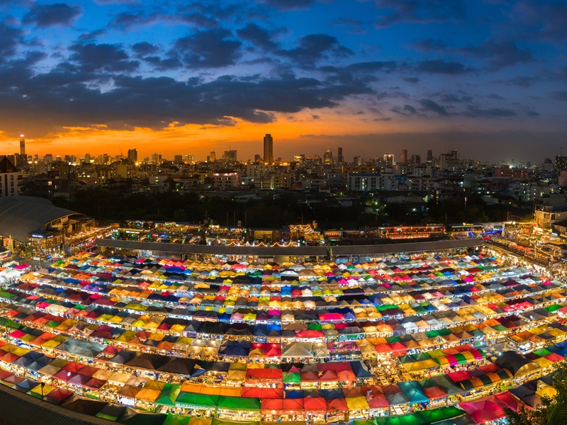 Tayland gece pazarının yukarıdan görünen renkli çatıları