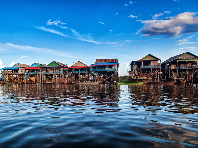 Kamboçya Tonle Sap gölü üzerindeki evler
