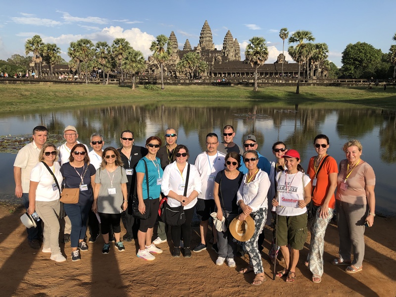 Angkor Wat tapınağı önünde fotoğraf çektiren turist kafilesi