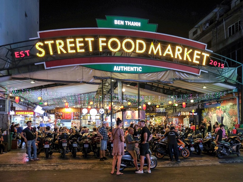Vietnam'da sokak yemekleri yapan pazarın giriş kapısı
