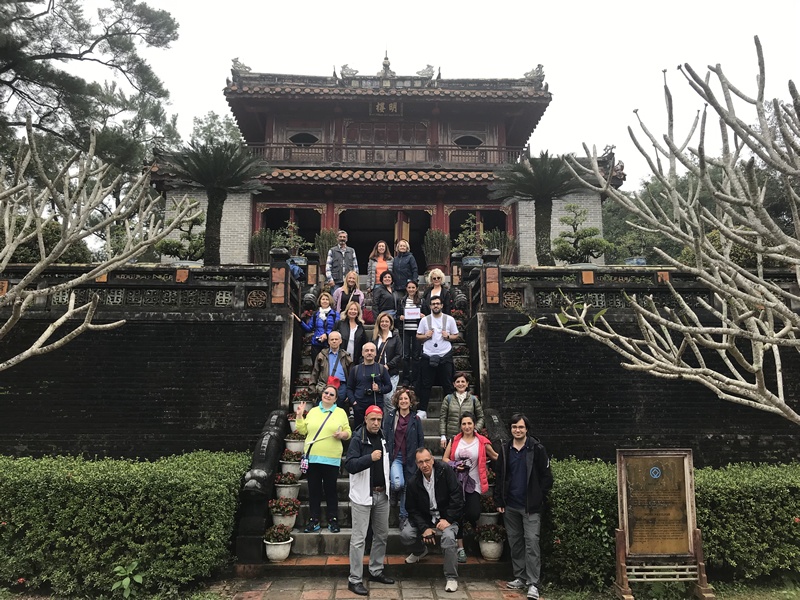 Tapınak merdivenlerinde oturan turist grup