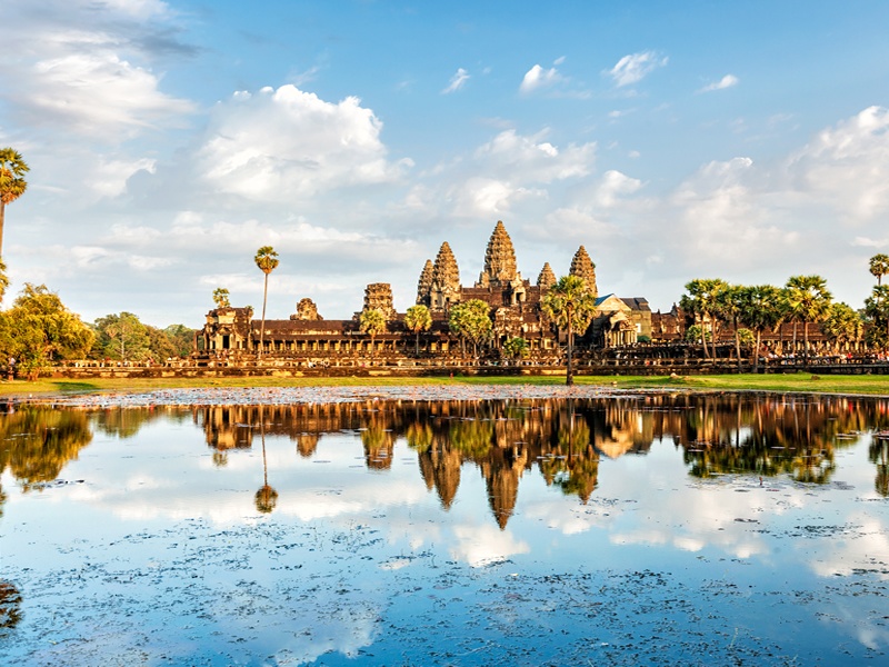 Kamboçya Angkorwat tapınağının uzaktan gündüz görüntüsü