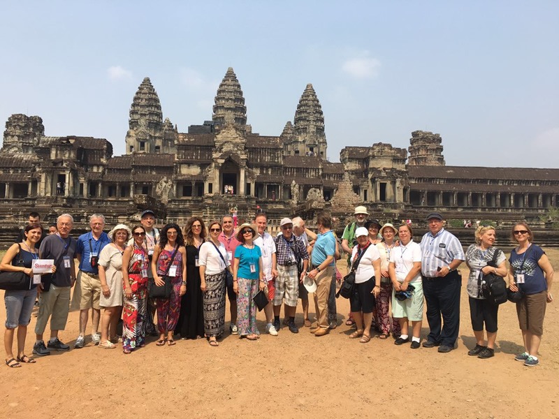 Siemreap Angkor Wat tapınağı önünde fotoğraf çektiren turist kafilesi