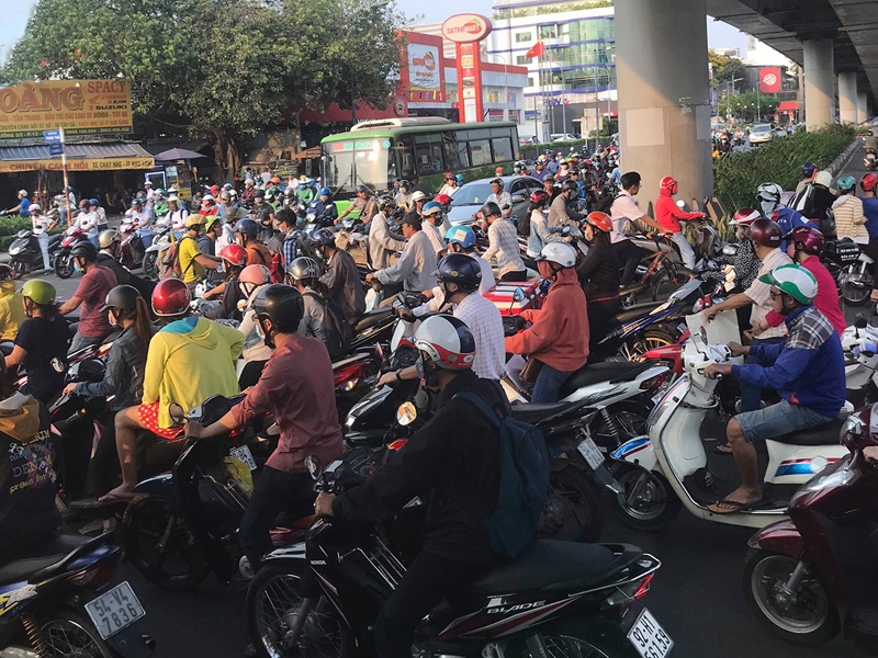 Vietnam Saygon'da yerli halkın motorları ile oluşturduğu trafik