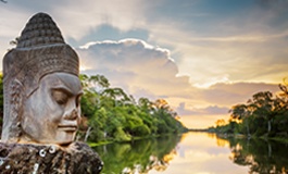 Gün Batımında Nehir Kenarında Angkor Heykeli