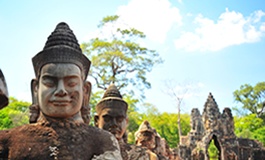 Angkor Thom güney kapısı önündeki heykeller Siem Reap Kamboçya