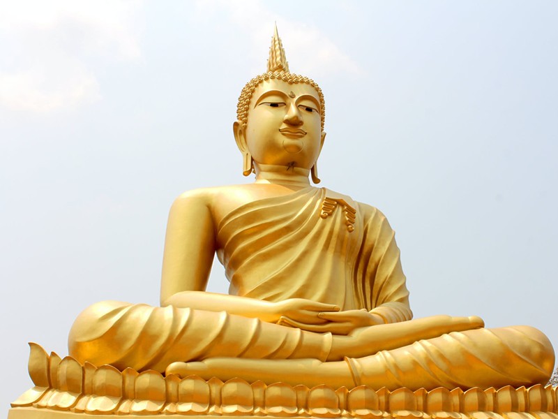 Altın renkte bağdaş kurmuş buddha heykeli