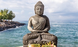 Deniz kenarında buddha heykeli Bali Endonezya
