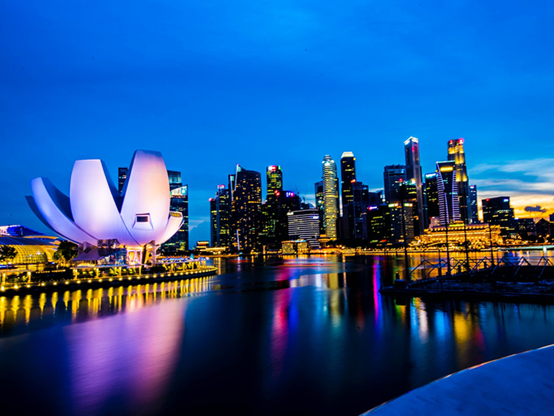 Gece karanlığında Singapur'daki binaların ışıklandırılması