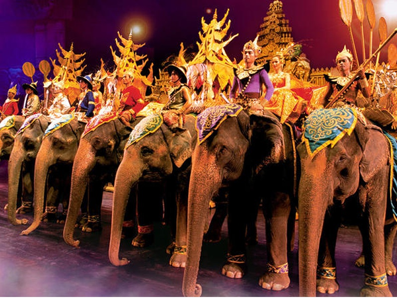 Fantasea Show sahnesinde yer alan filler ve sırtlarında eğiticileri