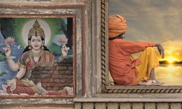 Hindu'ların tablo içerisinde tanrıça resmi ve tabloya sırtını dayamış oturan Hintli