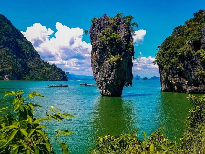 Phuket James Bond Adasın'da denizin ortasın ters görünümlü kaya